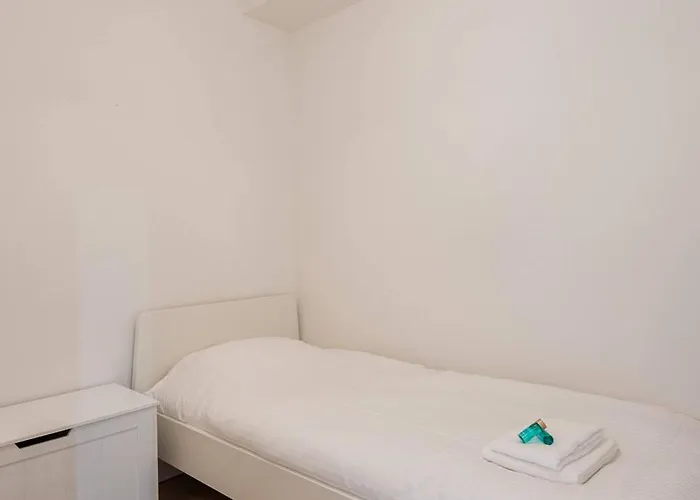 בית נופש Bright Near The Sea And The Marina